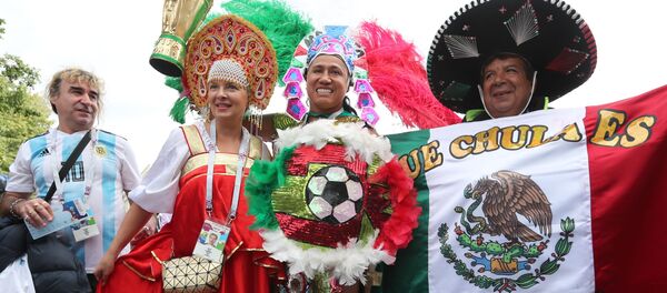 مراسم افتتاح كأس العالم فيفا روسيا 2018 في ملعب لوجنيكي، موسكو - مشجعون من روسيا والأرجنتين والمكسيك - سبوتنيك عربي