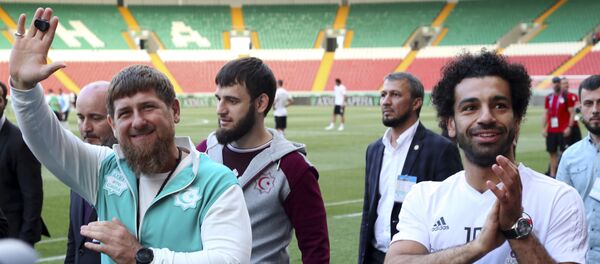 رئيس جمهورية الشيشان رمضان قاديروف يحي اللاعب المصري محمد صلاح قبل تدريبات المنتخب المصري في غروزني، يونيو/ حزيران 2018 - سبوتنيك عربي