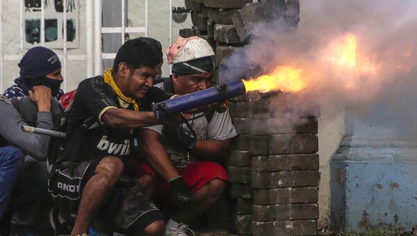 ناشط مناهض للحكومة يطلق قذيفة هاون خلال مواجهات مع شرطة مكافحة الشغب على حاجز في بلدة ماسايا، نيكاراغوا 9 يونيو/ حزيران 2018 - سبوتنيك عربي