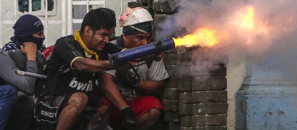 ناشط مناهض للحكومة يطلق قذيفة هاون خلال مواجهات مع شرطة مكافحة الشغب على حاجز في بلدة ماسايا، نيكاراغوا 9 يونيو/ حزيران 2018 - سبوتنيك عربي