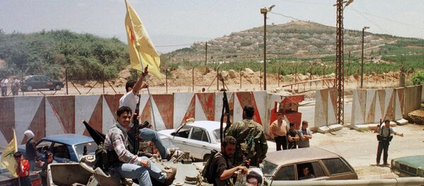 مسلحو حزب الله عند الشريط الحدودي مقابل مستعمرة المطلة في جنوب لبنان - سبوتنيك عربي