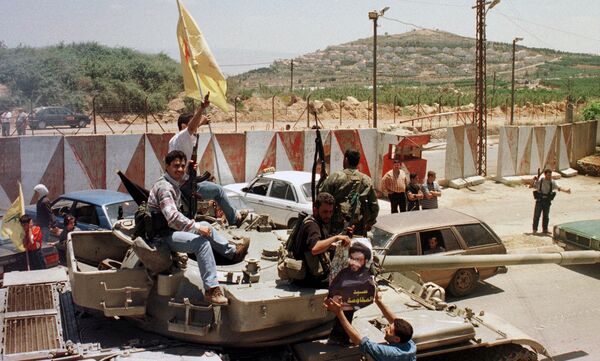 مسلحو حزب الله عند الشريط الحدودي مقابل مستعمرة المطلة في جنوب لبنان - سبوتنيك عربي