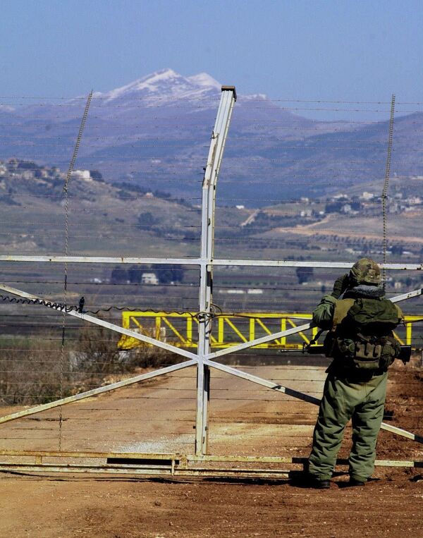 جندي إسرائيلي على الحدود اللبنانية الإسرائيلية في عام 2000 - سبوتنيك عربي