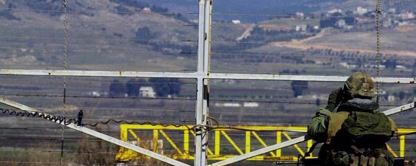 جندي إسرائيلي على الحدود اللبنانية الإسرائيلية في عام 2000 جندي إسرائيلي على الحدود اللبنانية الإسرائيلية في عام 2000 - سبوتنيك عربي