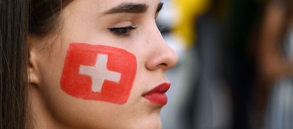 مشجعة سويسرية قبل بدء اللقاء بين البرازيل وسويسرا - سبوتنيك عربي