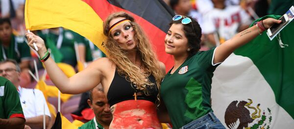 مشجعات من ألمانيا والمكسيك قبل بدء اللقاء الذي جمع بلديهما مشجعات من ألمانيا والمكسيك قبل بدء اللقاء الذي جمع بلديهما - سبوتنيك عربي