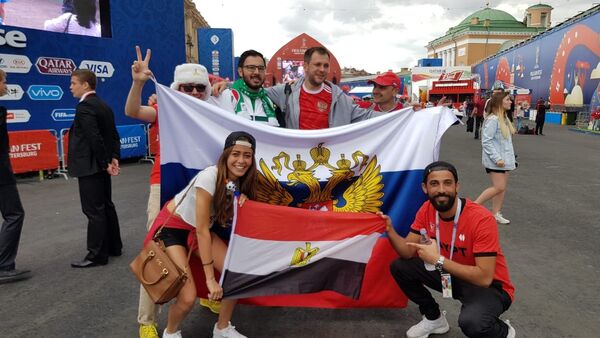 المشجعين المصريين مع الروس قبل بدء المباراة - سبوتنيك عربي