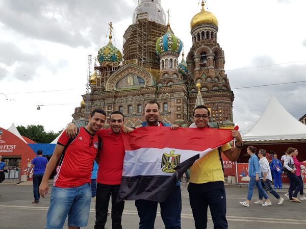 جوزيف عطية ومشجعين مصريين - سبوتنيك عربي