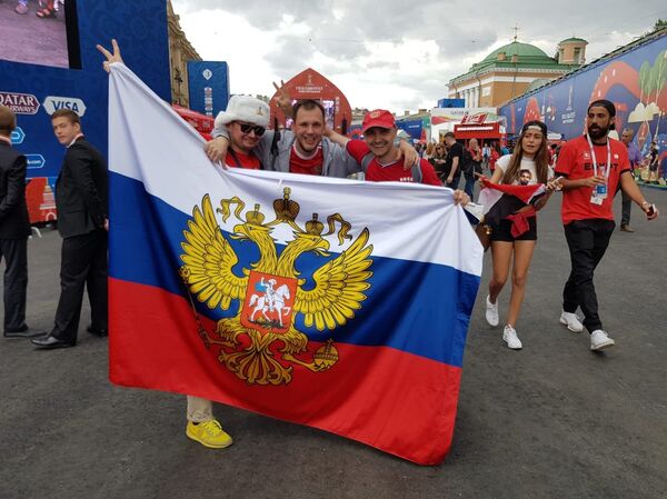 مكسيم أندرييف ومشجعيين روس - سبوتنيك عربي