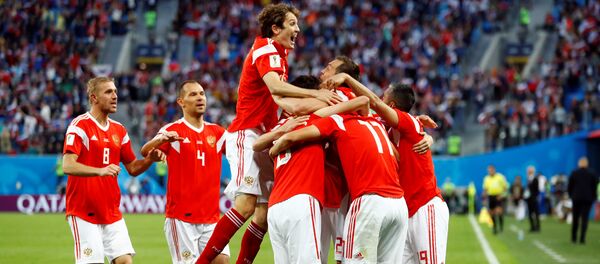 احتفالات المنتخب الروسي بالهدف الأول أمام لها في مرمى المنتخب المصري - سبوتنيك عربي