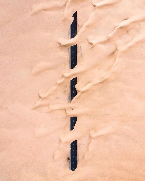 صورة للطرق المغطاة بالرمال في دولة الإمارات العربية المتحدة. - سبوتنيك عربي
