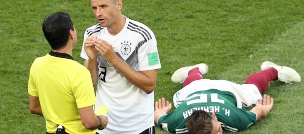 الحكم علي رضا فغاني وتوماس مولر وهيكتور هيريرا في مباراة ألمانيا والمكسيك - سبوتنيك عربي