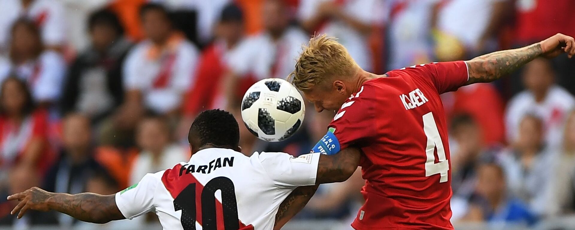 للاعب منتخب البيرو جيفرسون فارفان، وللاعب منتخب الدنمارك سيمون كجير - سبوتنيك عربي, 1920, 29.09.2022