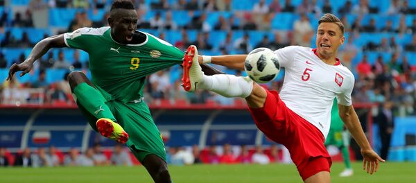 اللاعب السنغالي مامي بيرام ديوف واللاعب البولندي يان بيدناريك في المباراة التي جمعت فريقهما اللاعب السنغالي مامي بيرام ديوف واللاعب البولندي يان بيدناريك في المباراة التي جمعت فريقهما - سبوتنيك عربي