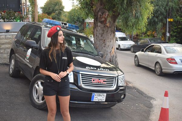 شرطيات لبنانيات في بلدة برمانا لتنظيم المرور - سبوتنيك عربي
