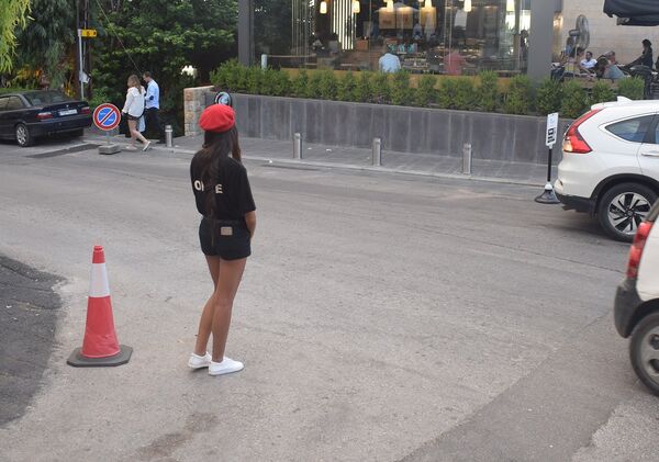 شرطية لبنانية في برمانا تقوم بعملها في تنظيم المرور - سبوتنيك عربي