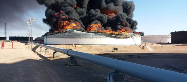 سحب دخانية ضخمة ناتجة عن احتراق خزانات للنفط في شركة رأس لانوف الليبية - سبوتنيك عربي