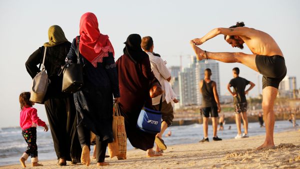 تجول الناس على شاطئ البحر في تل أبيب خلال عطلة عيد الفطر تجول الناس على شاطئ البحر في تل أبيب خلال عطلة عيد الفطر - سبوتنيك عربي