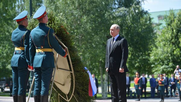الرئيس الروسي فلاديمير بوتين يضع إكليلا من الزهور على قبر الجندي المجهول - سبوتنيك عربي