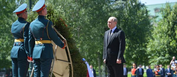 الرئيس الروسي فلاديمير بوتين يضع إكليلا من الزهور على قبر الجندي المجهول - سبوتنيك عربي