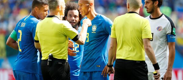 الحكم بيورن كويبرز يتحدث مع لاعبي البرازيل ميراندا ومارسيلو ... مباراة البرازيل وكوستاريكا كأس العالم روسيا 2018 - سبوتنيك عربي