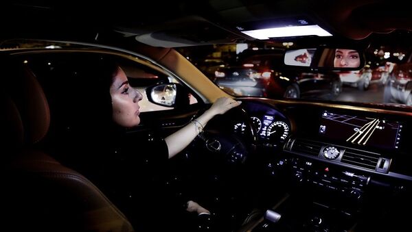 المرأة السعودية أثناء قيادتها السيارة - سبوتنيك عربي