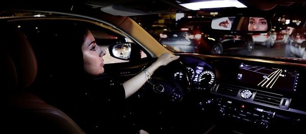 المرأة السعودية أثناء قيادتها السيارة - سبوتنيك عربي