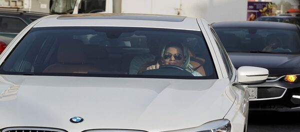 المرأة السعودية أثناء قيادتها السيارة - سبوتنيك عربي