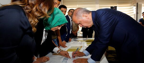 الرئيس التركي رجب طيب أردوغان يدلي بصوته في الانتخابات التركية - سبوتنيك عربي