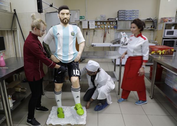 تمثال للاعب كرة القدم الأرجنتيني ليونيل ميسي في متجر حلوى في روسيا بمناسبة عيد ميلاده، 24 يونيو/حزيران 2018 - سبوتنيك عربي