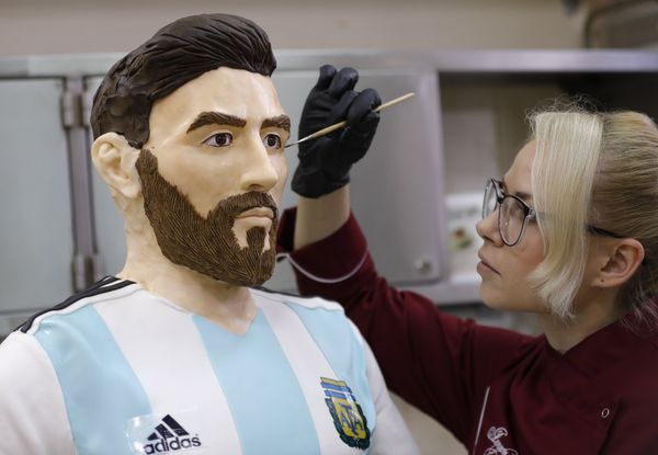 تمثال للاعب كرة القدم الأرجنتيني ليونيل ميسي في متجر حلوى في روسيا بمناسبة عيد ميلاده، 24 يونيو/حزيران 2018 - سبوتنيك عربي