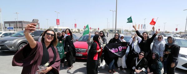 نساء يحتفلن بقرار قيادة المرأة للسيارة في السعودية - سبوتنيك عربي