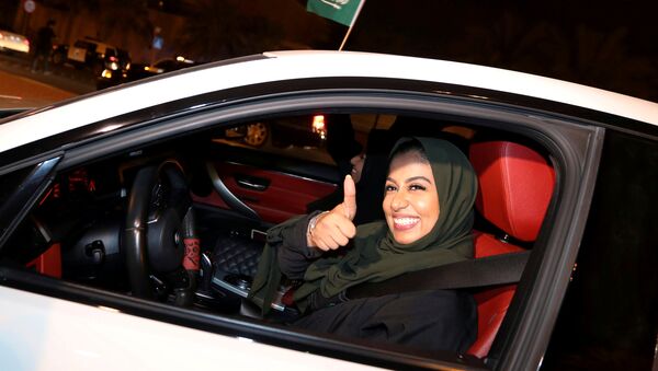 نساء يحتفلن بقرار قيادة المرأة للسيارة في السعودية - سبوتنيك عربي