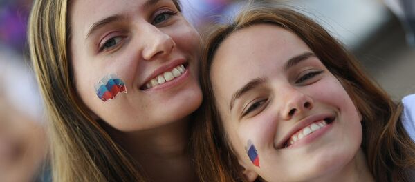 مشجعات روسيات قبل المباراة التي جمعت منتخبي روسيا والأوروغواي - سبوتنيك عربي