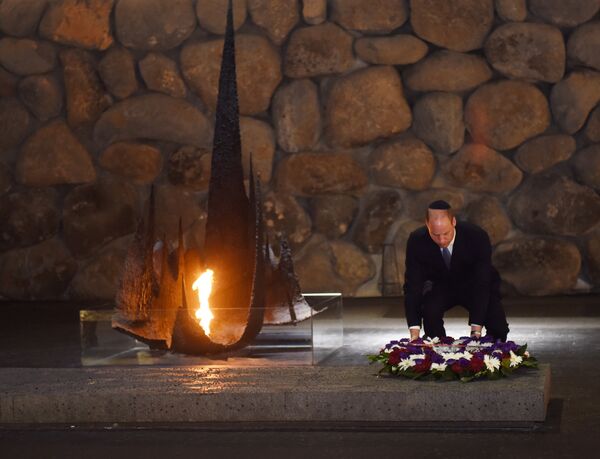 الأمير البريطاني وليام يضع إكليلا من الزهور على نصب ضحايا المحرقة النازية في تل أبيب، 26 يونيو/حزيران 2018 - سبوتنيك عربي