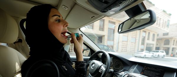 سعودية تتزين بداخل سيارتها سعودية تتزين بداخل سيارتها - سبوتنيك عربي