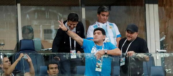 مارادونا يتابع مباراة منتخب بلاده - سبوتنيك عربي