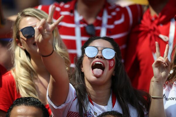 مشجعات تونسيات يدعمون منتخبهم الوطني في مبارياته في كأس العالم 2018 - سبوتنيك عربي