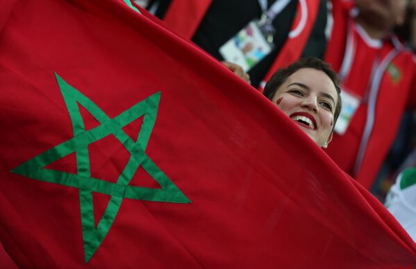 مشجعة مغربية تشجع منخب بلادها مع العلم المغربي - سبوتنيك عربي