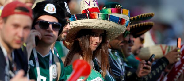 مشجعو المكسيك قبل بداية مباراة منتخبهم مع السويد في منافسات كأس العالم روسيا 2018 - سبوتنيك عربي