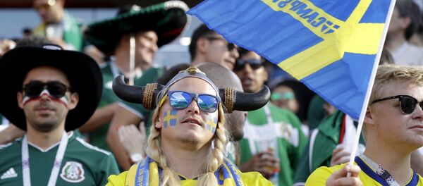مشجعو السويد قبل بداية مباراة منتخبهم مع السويد في منافسات كأس العالم روسيا 2018 - سبوتنيك عربي