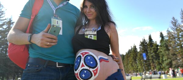 امرأة حامل حضرت لمشاهدة مباراة في ملعب سان بطروسبيرغ - سبوتنيك عربي