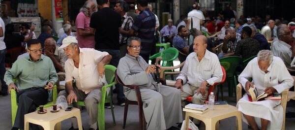 مواطنون يجلسون على مقهى بالعراق - سبوتنيك عربي