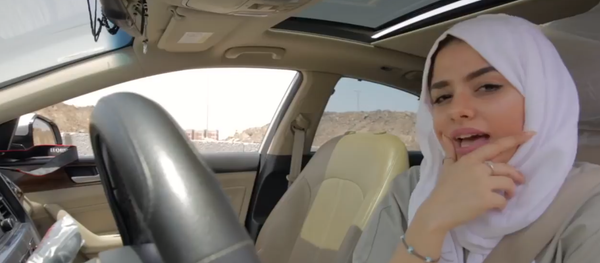 بعد السماح للمرأة السعودية بالقيادة... فتاة سعودية تسجل أغنية راب داخل السيارة - سبوتنيك عربي
