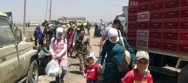 عائلات سورية من درعا التي تجري فيها عمليات ضد الإرهابيين بداخلها - سبوتنيك عربي