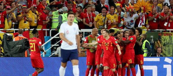 لاعبو بلجيكا يحتفلون بإحراز هدف أمام إنجلترا في كأس العالم 2018 - سبوتنيك عربي