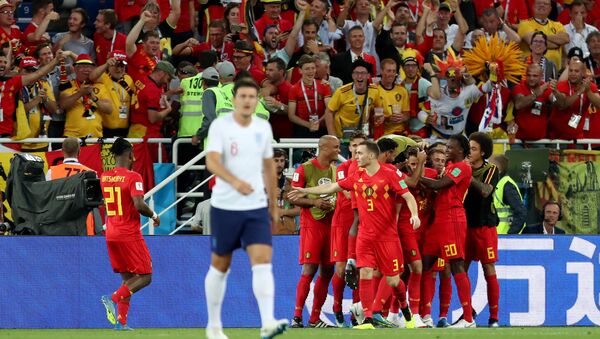 لاعبو بلجيكا يحتفلون بإحراز هدف أمام إنجلترا في كأس العالم 2018 - سبوتنيك عربي