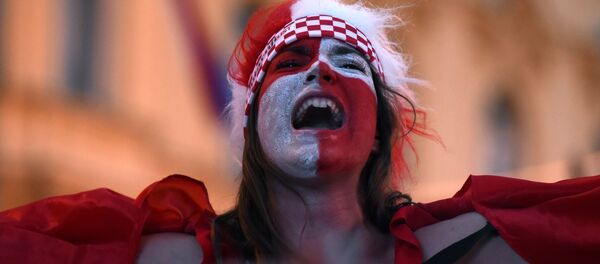 مشجعة كرواتية خلال مباراة المنتخب الكرواتي - سبوتنيك عربي