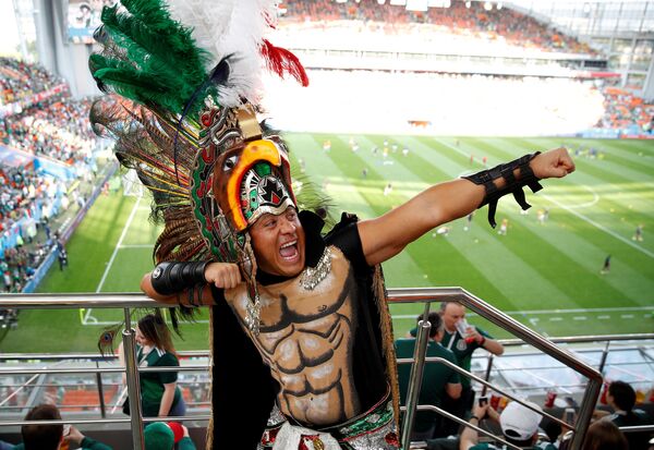 مشجع مكسيكي خلال مباراة السويد والمكسيك في مدينة ايكاترينبرغ - سبوتنيك عربي