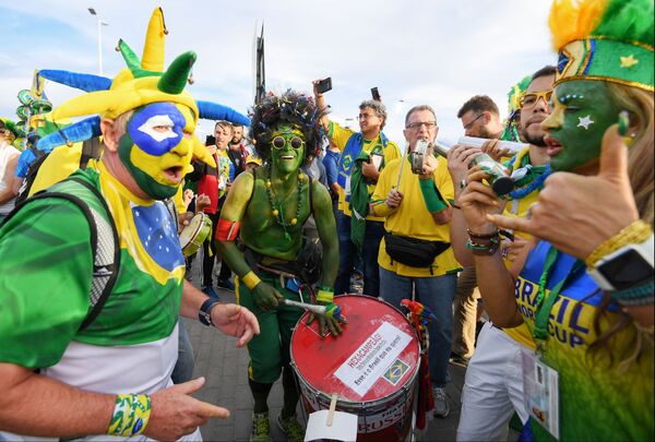 مشجعو المنتخب البرازيلي قبل بدء مباراة البرازيل وسويسرا في روستوف على الدون. - سبوتنيك عربي